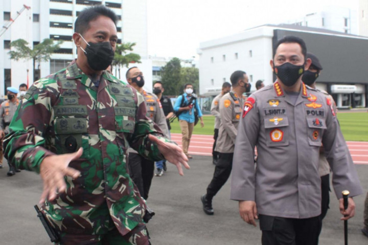 Kapolri Jenderal Listyo Sigit Prabowo mengunjungi KSAD Jenderal Andika Perkasa di Markas Besar (Mabes) TNI AD, Selasa, 2 Februari 2021. Pertemuan ini untuk meningkatkan sinergi TNI dan Polri.