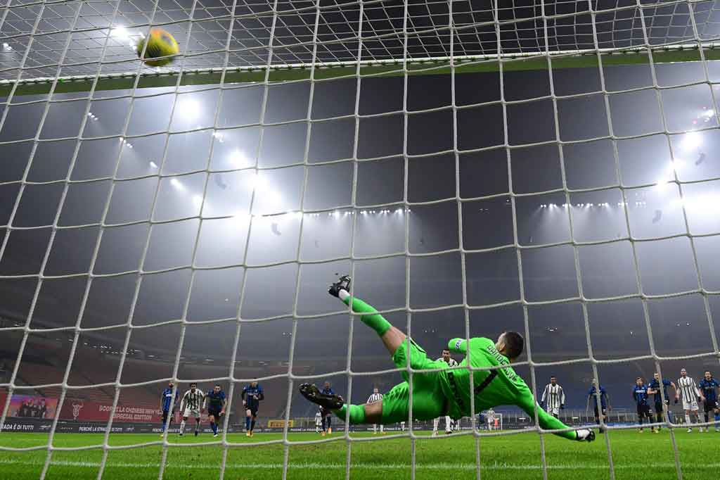 Juventus kemudian mendapat hadiah penalti setelah Ashly Young melakukan pelanggaran terhadap Juan Cuadrado pada menit ke-24. Cristiano Ronaldo yang menjadi algojo tidak membuang peluang untuk menyamakan kedudukan menjadi 1-1.