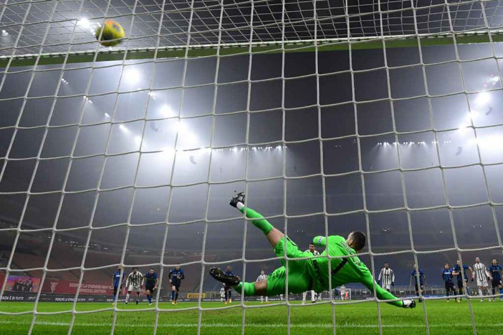 Juventus kemudian mendapat hadiah penalti setelah Ashly Young melakukan pelanggaran terhadap Juan Cuadrado pada menit ke-24. Cristiano Ronaldo yang menjadi algojo tidak membuang peluang untuk menyamakan kedudukan menjadi 1-1.