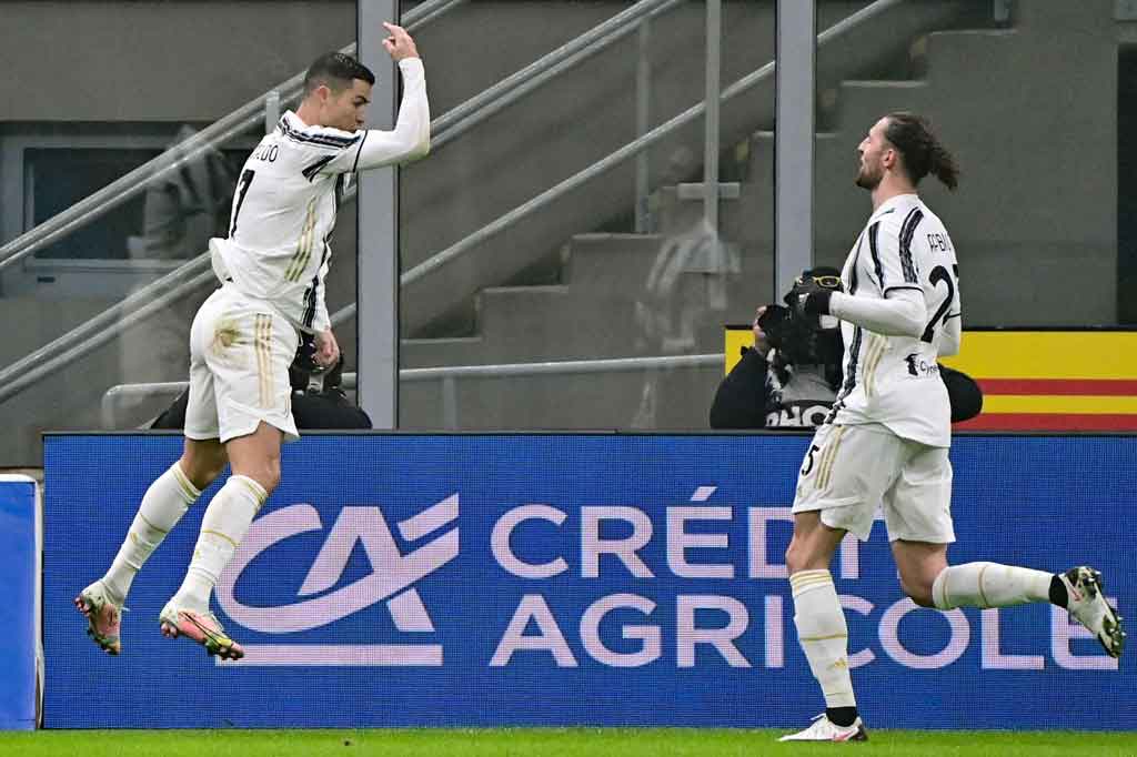 Miskomunikasi antara Alessandro Bastoni dan kiper Samir Handanovic berbuah gol kedua untuk Bianconeri pada menit ke-35. Sang kiper telah berada di luar kotak penalti dan Ronaldo mencuri bola dari sang pemain bertahan untuk melepaskan tembakan ke sudut jauh gawang yang kosong.