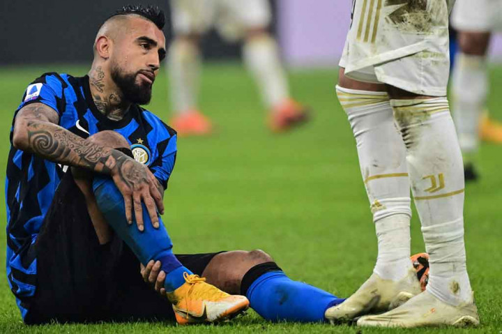 Gelandang Inter Arturo Vidal mendapat kartu kuning akibat tekelnya terhadap Ronaldo sehingga dipastikan absen pada leg kedua.