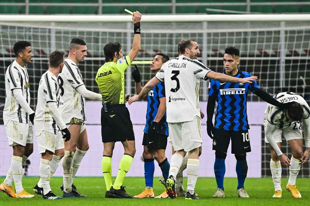 Alexis Sanchez kemudian mendapat kartu kuning karena melanggar Federico Chiesa. Dia dipastikan absen pada leg kedua 9 Februari nanti di Turin.