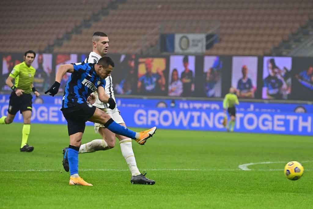 Inter kemudian mendapat peluang lewat Ashley Young. Sayang sepakannya masih dapat ditepis Buffon. Juve merespon lewat sepakan Federico Bernardeschi. Beruntung dapat digagalkan oleh Handanovic.  Dua menit berselang sepakan Alexis Sanchez berhasil disapu Merih Demiral sebelum melintasi garis gawang timnya.