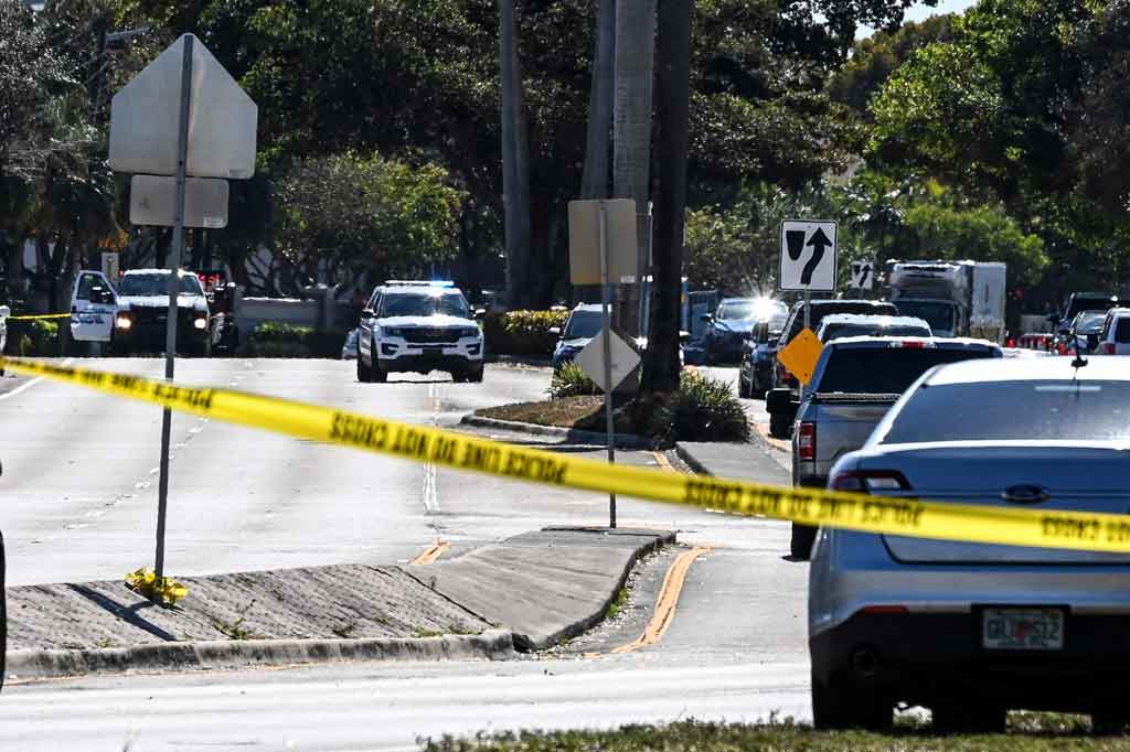 Polisi Sunrise memblokade jalan di mana dua agen FBI tewas dan tiga lainnya terluka dalam penembakan pada Selasa, 2 Februari 2021, saat pihak berwenang melaksanakan surat perintah penggeledahan di Sunrise, Florida.