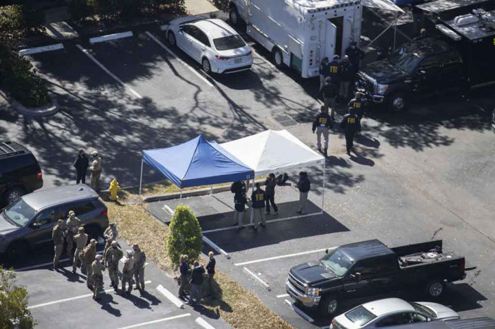 Sumber penegak hukum mengatakan kepada Miami Herald bahwa tersangka telah menembak dan bunuh diri setelah mengurung diri di rumahnya selama beberapa jam.