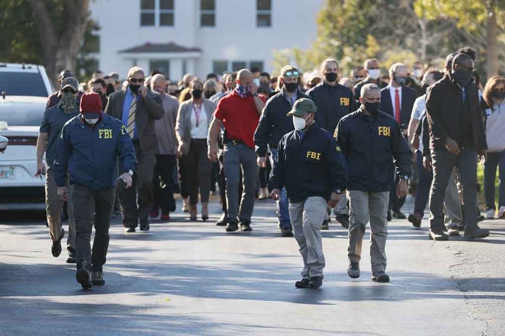 FBI dan laporan media mengatakan penembakan terjadi sekitar pukul 06:00 waktu setempat, Florida, ketika agen tiba untuk menjalankan surat perintah penggeledahan sebagai bagian investigasi kasus pornografi anak di rumah tersangka.