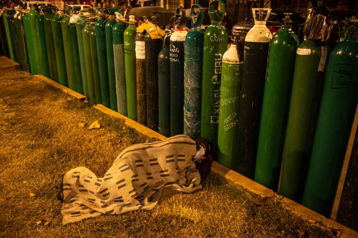 Ratusan warga Peru kini rela tidur di jalanan hingga berhari-hari untuk mengantre oksigen untuk keluarga mereka yang terkena covid-19 dan tengah berjuang untuk bernafas di rumah. 