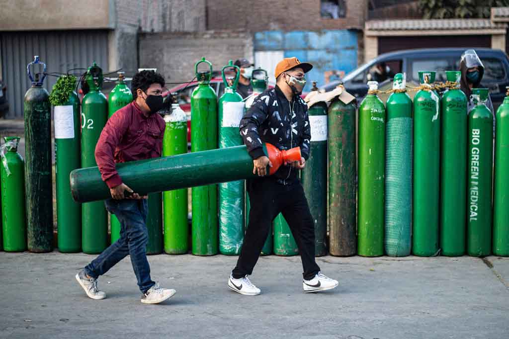 Suasana hati di antara warga yang menunggu tampak suram karena mereka khawatir tentang kondisi anggota keluarga yang sakit. Senyuman cerah tergambar di wajah ketika nama mereka akhirnya dipanggil dan sebuah tabung terisi, membawa harapan bagi satu pasien pada satu waktu.