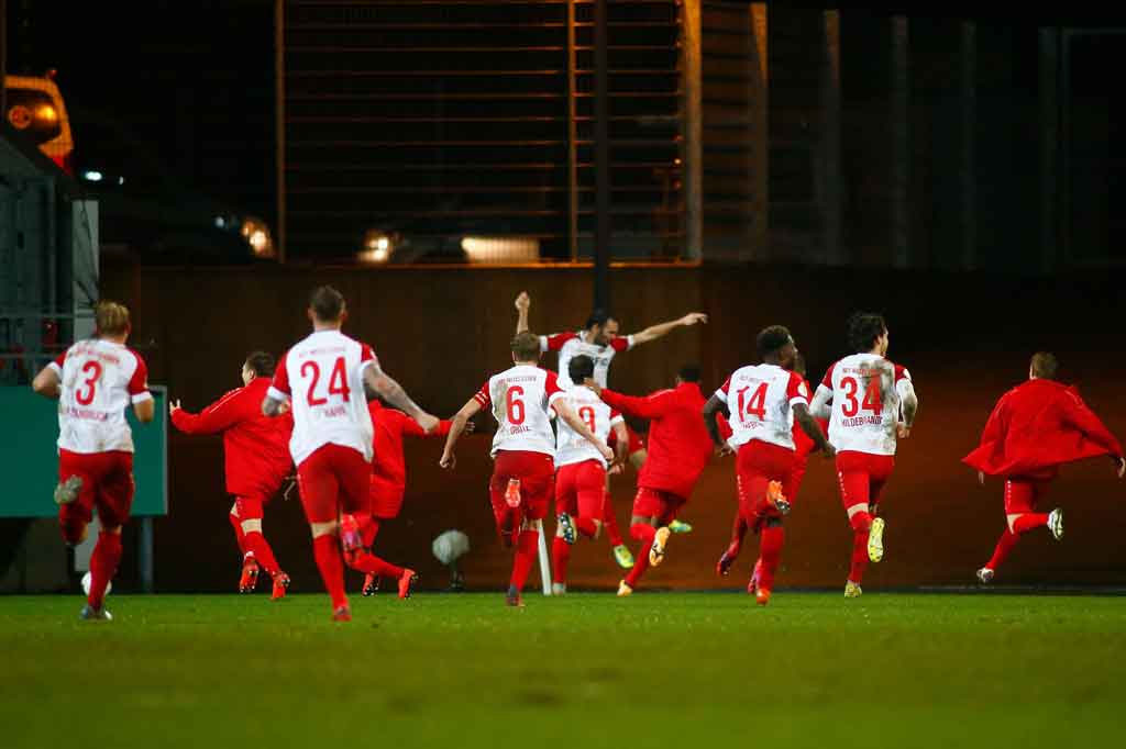 Rot-Weiss Essen menang 2-1 lewat babak perpanjangan waktu dan berhak melaju ke babak perempat final Piala Jerman.