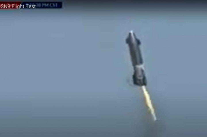 Saat roket berusaha untuk kembali ke posisi vertikal untuk mendarat, masalah dimulai, dengan rekaman yang menunjukkan bahwa roket meluncur terlalu cepat dan pada sudut yang buruk. Roket kemudian mencoba mendarat, namun meledak. 