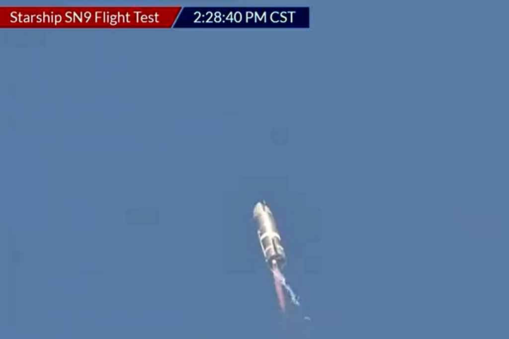 Roket itu diluncurkan dengan mulus sekitar pukul 14.25 waktu setempat (2025 GMT) dan secara bertahap mematikan mesinnya saat mencapai ketinggian 10 kilometer (enam mil), kemudian melakukan serangkaian manuver uji coba dalam posisi 'belly flop' horizontal.