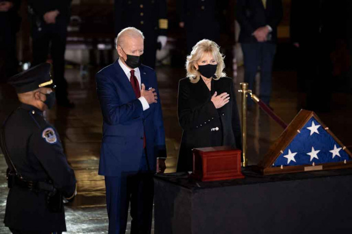 Presiden AS Joe Biden, Selasa, 2 Februari 2021 waktu setempat, memberikan penghormatan kepada polisi yang meninggal karena luka-luka yang dideritanya akibat kerusuhan yang didalangi para pendukung Donald Trump di Gedung Capitol beberapa waktu yang lalu.