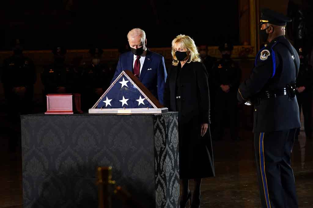 Sicknick dilaporkan dipukul di kepala dengan alat pemadam api saat bentrok dengan para perusuh yang mencoba untuk membatalkan kemenangan Biden atas Trump.