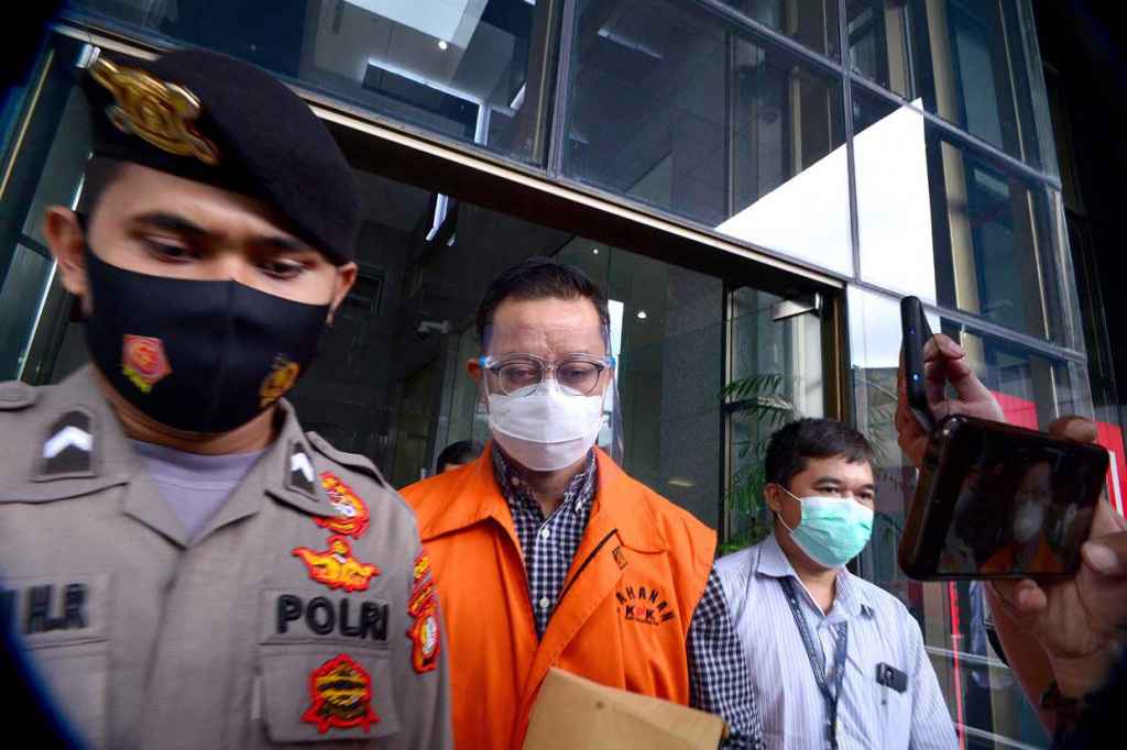 Tersangka mantan Menteri Sosial Juliari Peter Batubara berjalan keluar usai menjalani pemeriksaan di gedung KPK, Rasuna Said, Jakarta.