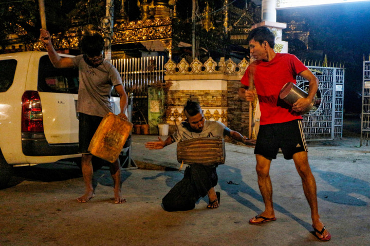 Puluhan orang di kota terbesar Myanmar, Yangon, memukul panci serta wajan yang berdenting hingga membunyikan klakson mobil untuk membuat keributan, Selasa, 2 Februari 2021.