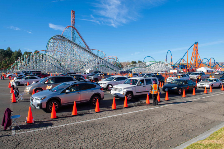 Suasana wahana roller coaster Six Flag Magic Mountain, California, yang dialihfungsikan menjadi pusat vaksinasi virus korona (Covid-19).
