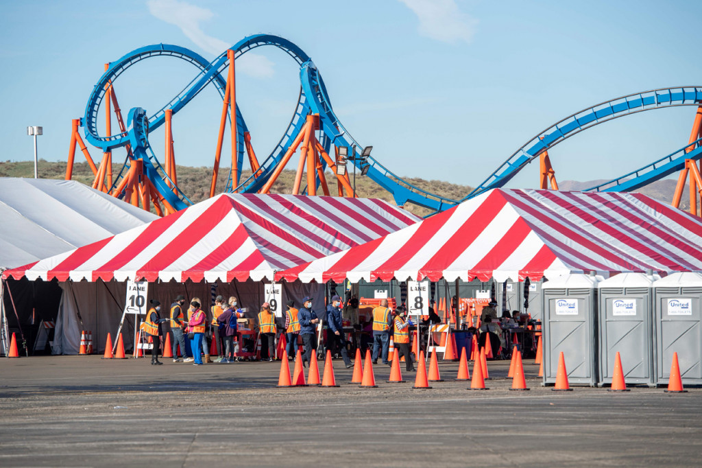 Suasana di area tenda tempat petugas kesehatan memberikan suntikan vaksin di pusat vaksinasi Covid-19 berskala besar yang didirikan di wahana roller coaster Six Flag Magic Mountain, California.