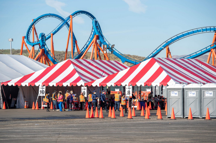 Suasana di area tenda tempat petugas kesehatan memberikan suntikan vaksin di pusat vaksinasi Covid-19 berskala besar yang didirikan di wahana roller coaster Six Flag Magic Mountain, California.