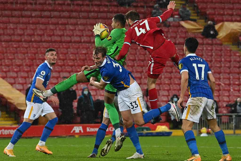 Sejak unggul, Brighton memilih merapatkan lini pertahanan mereka yang tak banyak direpotkan sebab serangan Liverpool begitu melempem.