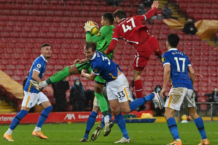 Sejak unggul, Brighton memilih merapatkan lini pertahanan mereka yang tak banyak direpotkan sebab serangan Liverpool begitu melempem.