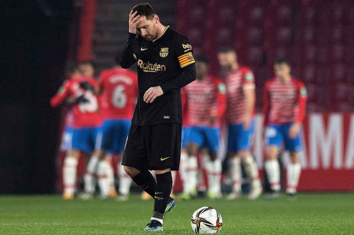 Kenedy membawa tuan rumah memimpin pada menit ke-33 setelah  melepaskan sontekan mudah di muka gawang, menyambut umpan tarik Soro yang sukses mencuri bola dari Samuel Umtiti.