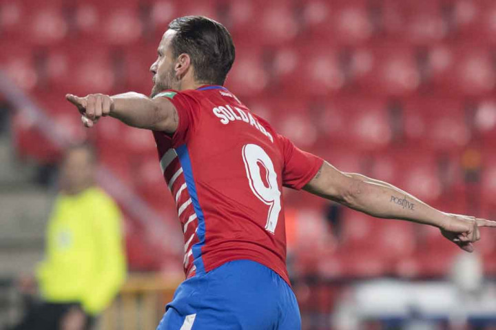 Dua menit memasuki babak kedua kejutan bagi Granada berlanjut ketika Roberto Soldado mampu mengejar umpan jauh Montoro sebelum melepaskan tembakan penyelesaian dingin di hadapan kiper Marc-Andre ter Stegen.