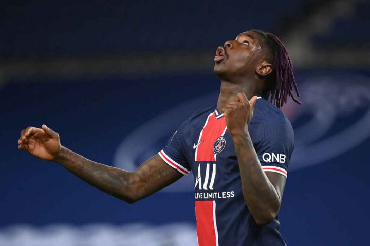 Meski tanpa diperkuat Neymar dan Marco Verratti, PSG tetap tampil dominan. 11 menit setelah laga dimulai, Moise Kean sudah mengancam Nimes lewat sundulan. Sayang bola mengenai mistar gawang.