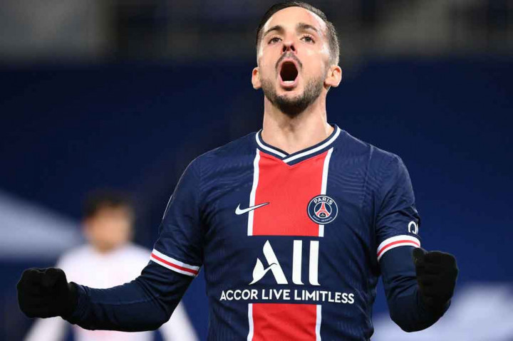 Pablo Sarabia menutup babak pertama dengan keunggulan 2-0 usai menuntaskan umpan Di Maria.