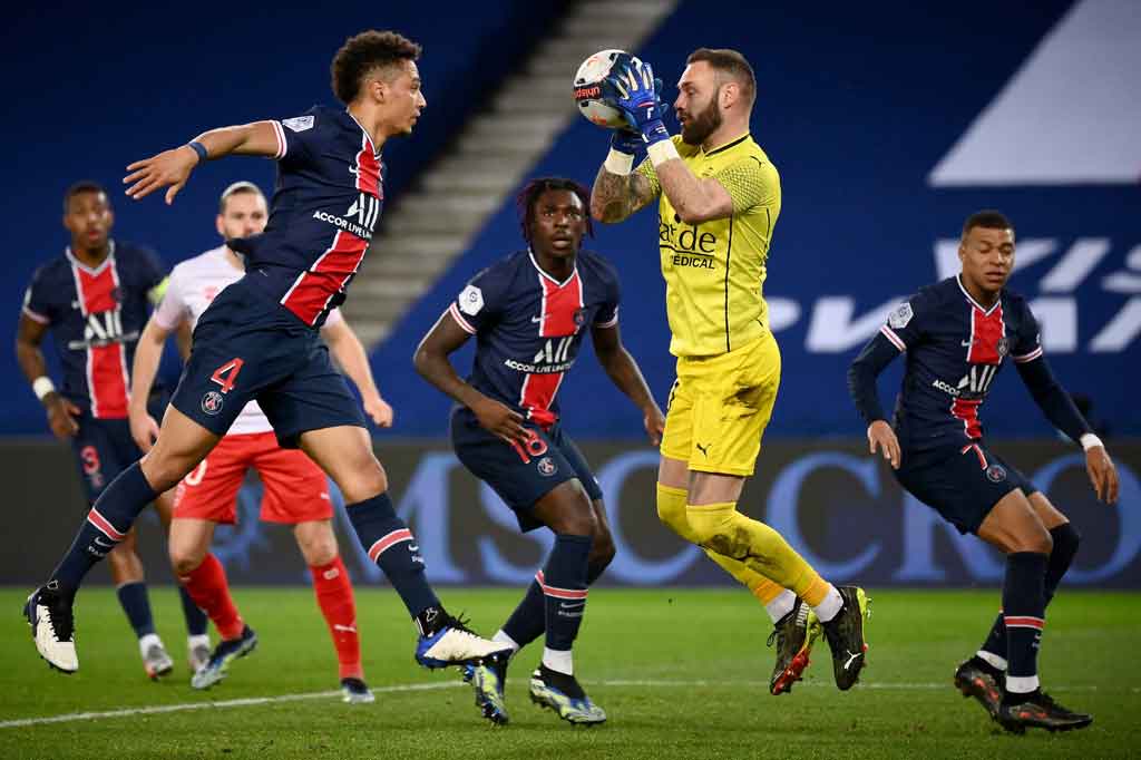 Pada babak kedua PSG tetap tak mengendorkan serangan dan terus mengurung pertahanan tim tamu yang kesulitan untuk mengembangkan permainan.