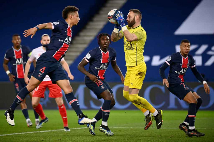 Pada babak kedua PSG tetap tak mengendorkan serangan dan terus mengurung pertahanan tim tamu yang kesulitan untuk mengembangkan permainan.