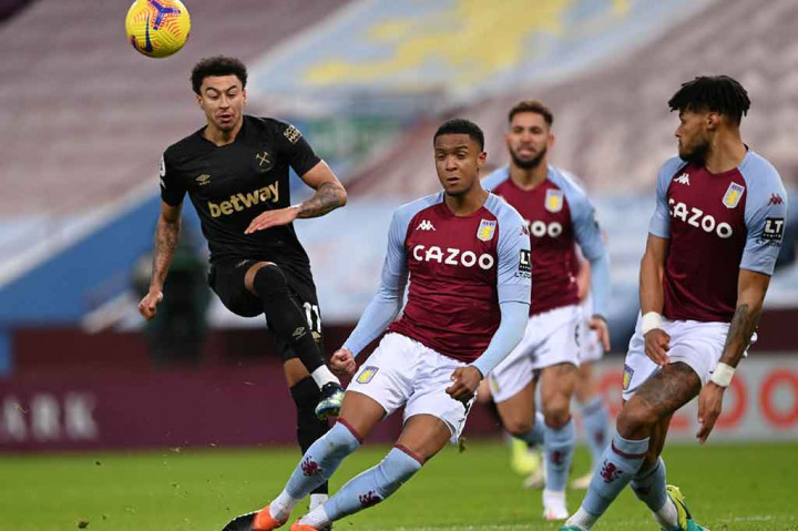 Baru 16 menit merumput berseragam West Ham, Jesse Lingard hampir mencetak gol jika saja tembakan melengkungnya tak ditepis oleh kiper Emiliano Martinez.