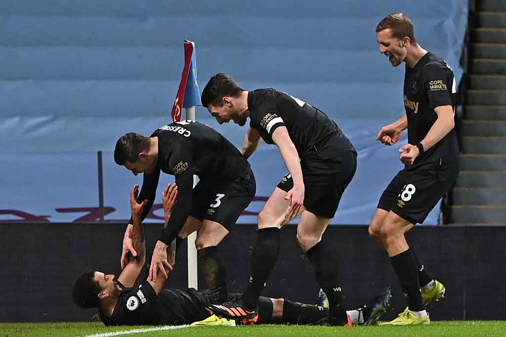 Lima menit kemudian, West Ham menggandakan keunggulan lewat gol pertama Lingard yang tenang mengendalikan bola umpan Michail Antonio dengan dadanya sebelum melepaskan tembakan keras yang tak terbendung Martinez.