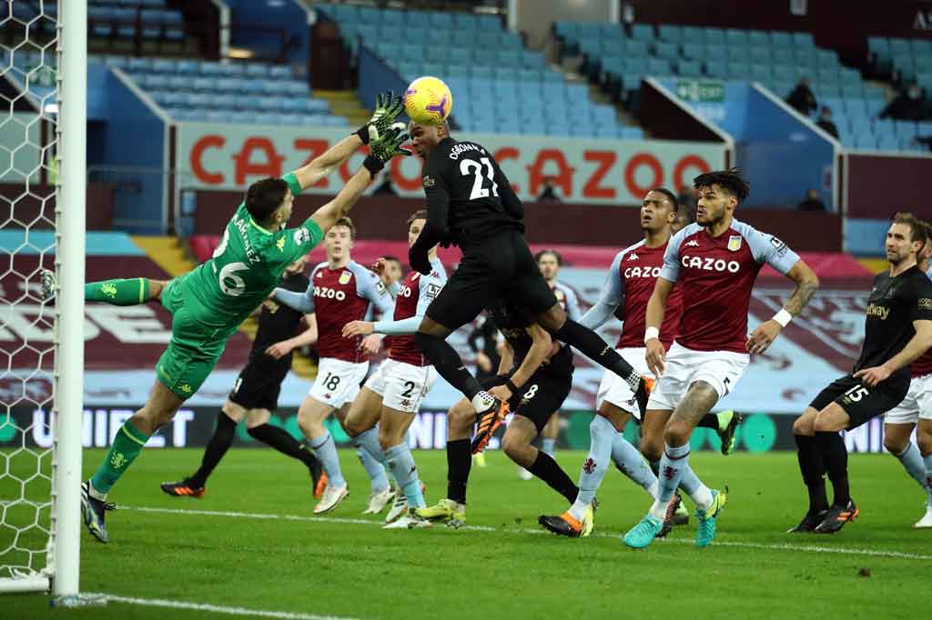 Pada menit ke-30 Martinez yang mampu melakukan penyelamatan gemilang untuk menepis eksekusi tendangan bebas Aaron Cresswell. Skor nirgol bertahan hingga turun minum.