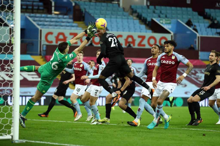 Pada menit ke-30 Martinez yang mampu melakukan penyelamatan gemilang untuk menepis eksekusi tendangan bebas Aaron Cresswell. Skor nirgol bertahan hingga turun minum.