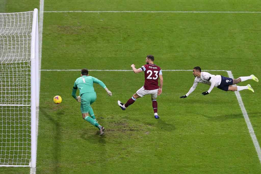 Pertandingan belum genap berjalan tiga menit Gabriel Jesus sudah membawa City memimpin saat ia berada di posisi yang tepat untuk menanduk bola muntah hasil tembakan Bernardo Silva yang gagal dihentikan sempurna oleh kiper Nick Pope.