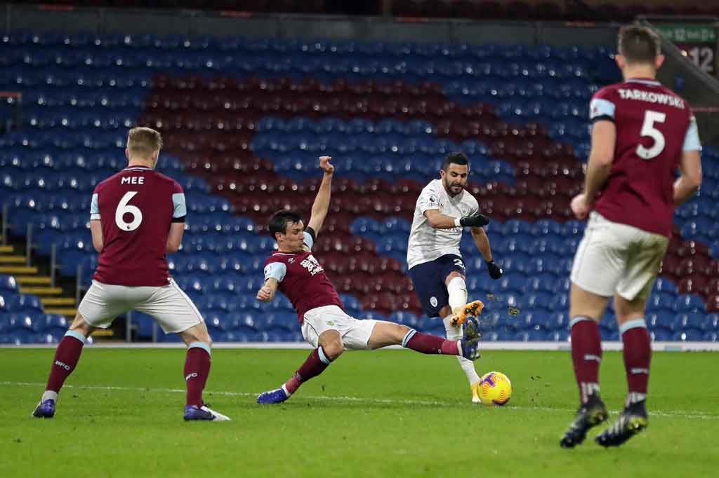 City memperoleh peluang menambah keunggulan mereka pada menit ke-29, tetapi Erik Pieters pasang badan untuk menghadang bola tembakan Riyad Mahrez.