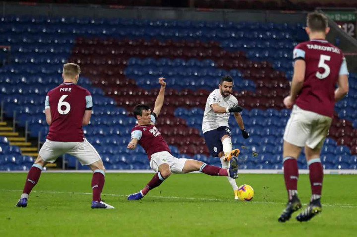City memperoleh peluang menambah keunggulan mereka pada menit ke-29, tetapi Erik Pieters pasang badan untuk menghadang bola tembakan Riyad Mahrez.