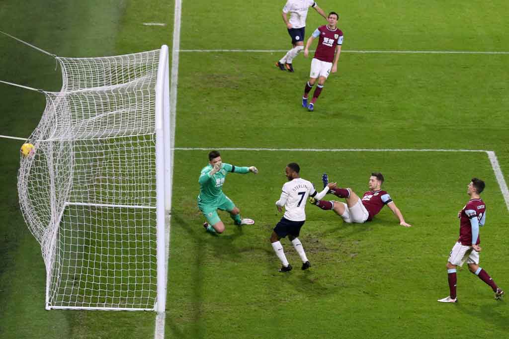 Keunggulan City akhirnya bertambah pada menit ke-38 saat umpan silang Ilkay Gundogan diselesaikan dengan sontekan mudah Raheem Sterling di muka gawang.