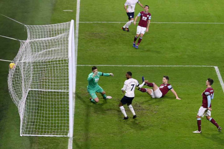 Keunggulan City akhirnya bertambah pada menit ke-38 saat umpan silang Ilkay Gundogan diselesaikan dengan sontekan mudah Raheem Sterling di muka gawang.