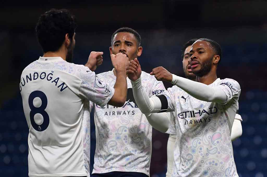 Raheem Sterling meluapkan kegembiraan bersama rekan-rekan setimnya usai membawa City unggul 2-0.