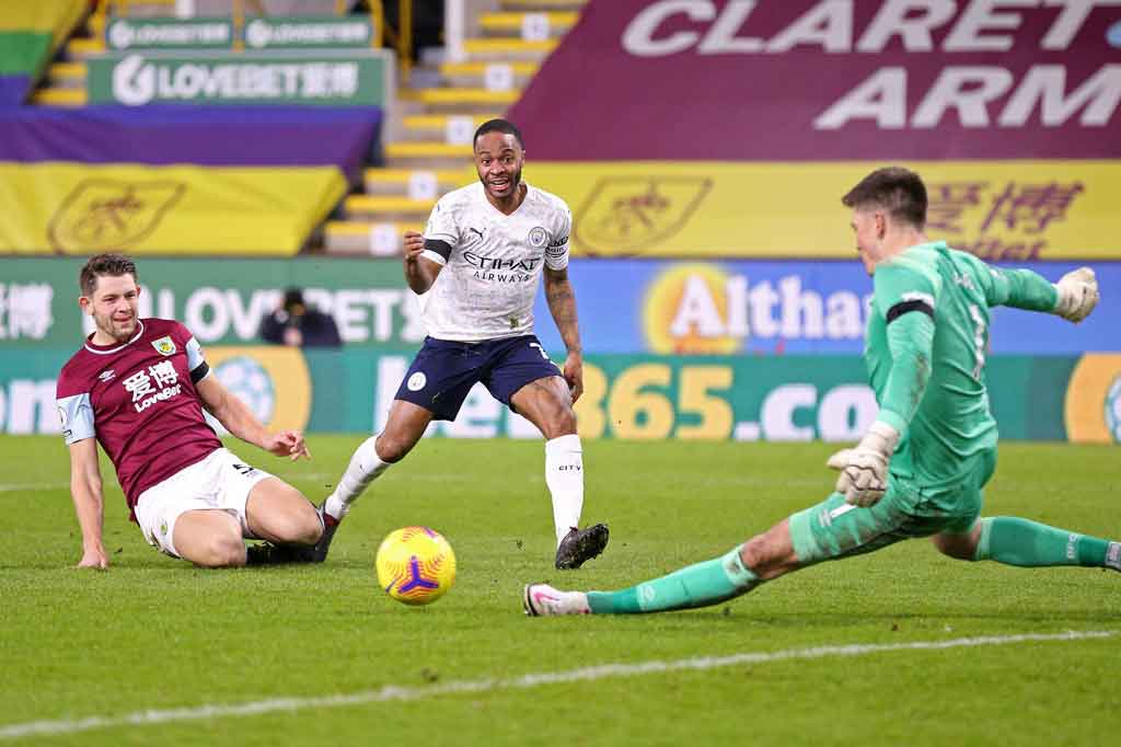 City berusaha menjauh di awal babak kedua. Peluang pertama didapat lewat tembakan Gundogan. Sayang bola masih melenceng. Sementara bola tendangan Sterling berhasil dihalau oleh Pope dengan kakinya.