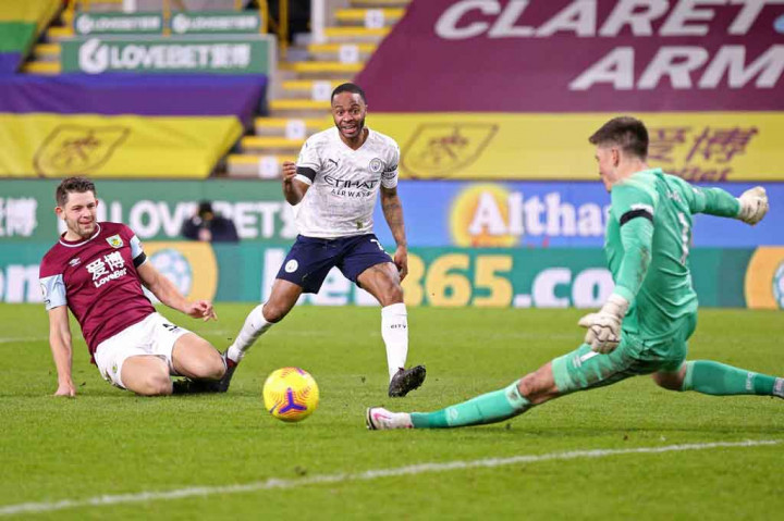 City berusaha menjauh di awal babak kedua. Peluang pertama didapat lewat tembakan Gundogan. Sayang bola masih melenceng. Sementara bola tendangan Sterling berhasil dihalau oleh Pope dengan kakinya.