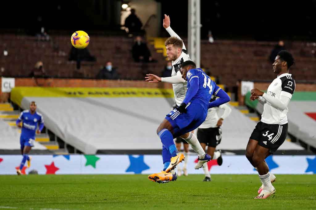 Leicester yang masih tak diperkuat penyerang andalannya, Jamie Vardy, berhasil memecah kebuntuan pada menit ke-17 ketika umpan silang gemilang Maddison berhasil disambut tandukan tajam Kelechi Iheanacho untuk menaklukkan kiper Alphonse Areola.