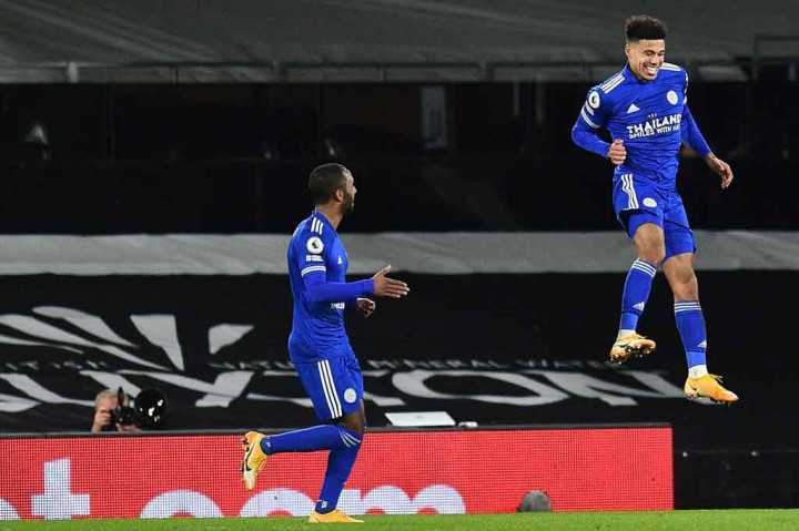 James Justin melakukan selebrasi usai menaklukkan kiper Areola sekaligus membawa timnya memimpin 2-0.