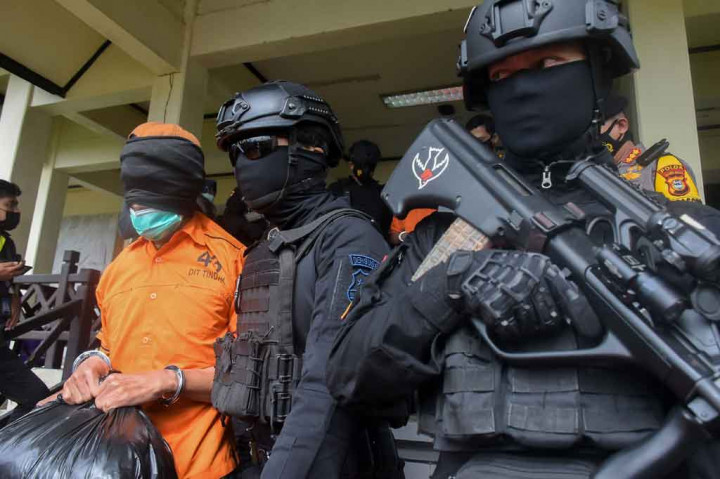 Tim gabungan Detasemen Khusus (Densus) 88 Antiteror Mabes Polri dan Brimob Polda Sulsel menggiring terduga teroris saat akan diberangkatkan ke Jakarta dari Bandara Sultan Hasanuddin, Kabupaten Maros, Sulawesi Selatan, Kamis, 4 Februari 2021.