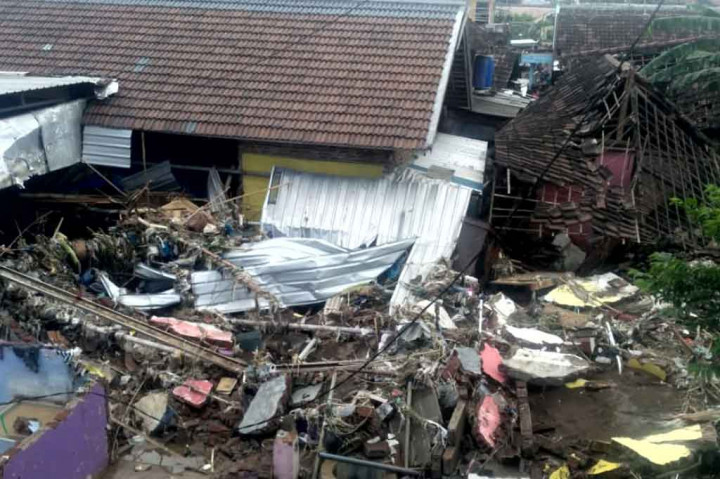 Banjir bandang menerjang kawasan Desa Kepulungan, Kecamatan Gempol, Kabupaten Pasuruan, Jawa Timur, Rabu, 3 Februari 2021. Dua orang meninggal dunia terseret air bah yang menerjang daerah setempat.