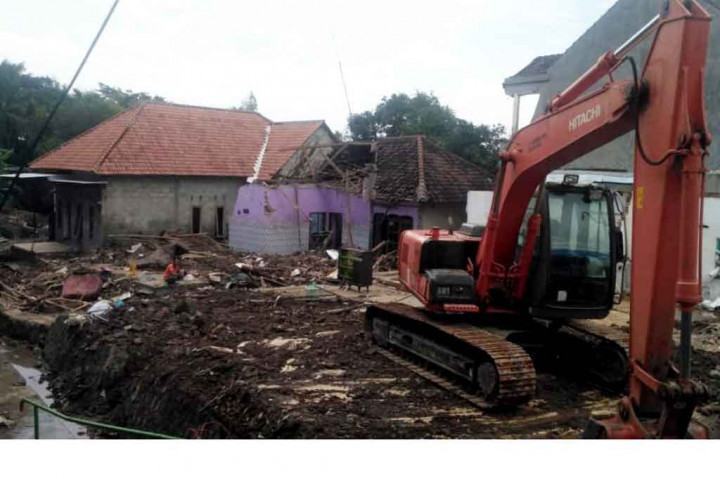 Selain korban tewas, banjir juga mengakibatkan sebanyak enam rumah rata dengan tanah, sebelas rumah mengalami kerusakan berat dan sebanyak 13 rumah mengalami kerusakan sedang.