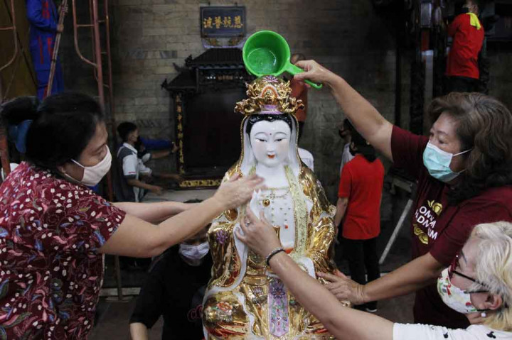 Warga membersihkan patung Dewi Kwan Im di Wihara Amurva Bhumi Karet, Jakarta, Kamis, 4 Februrai 2021.