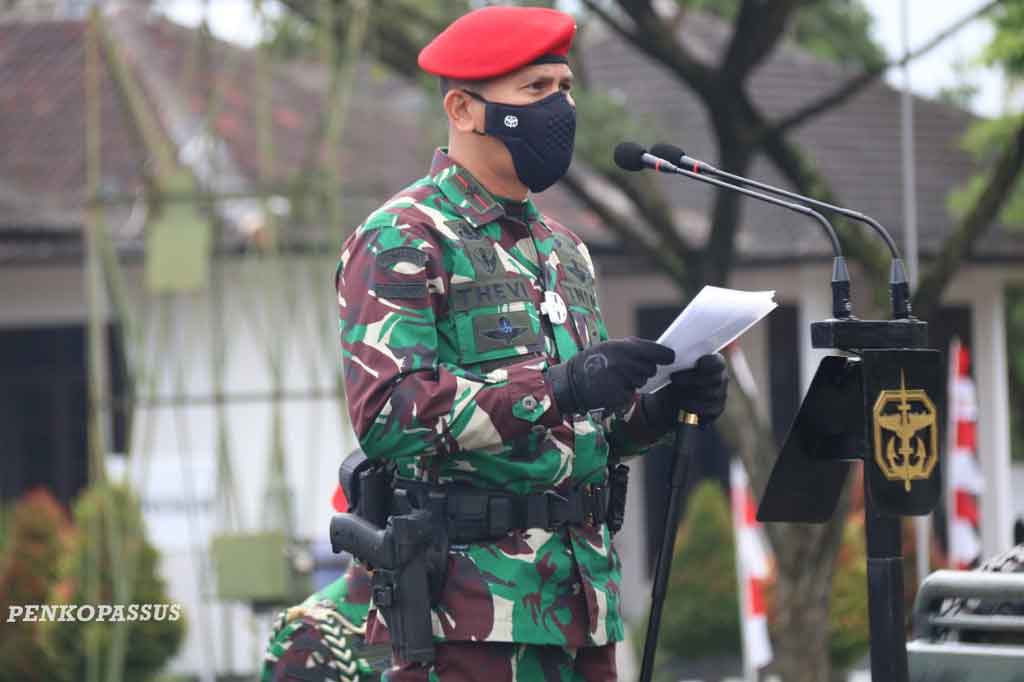 Komandan Pusat Pendidikan dan Latihan Pasukan Khusus Kopassus (Danpusdiklatpassus Kopassus) Brigjen Thevi A. Zebua memimpin Upacara Pembukaan Pendidikan Para Dasar Gelombang I Taruna Akmil TK.IV TA.2021 di Lapangan Hitam Pusdiklatpassus, Kopassus, Batujajar Bandung, Kamis, 4 Februari 2021.