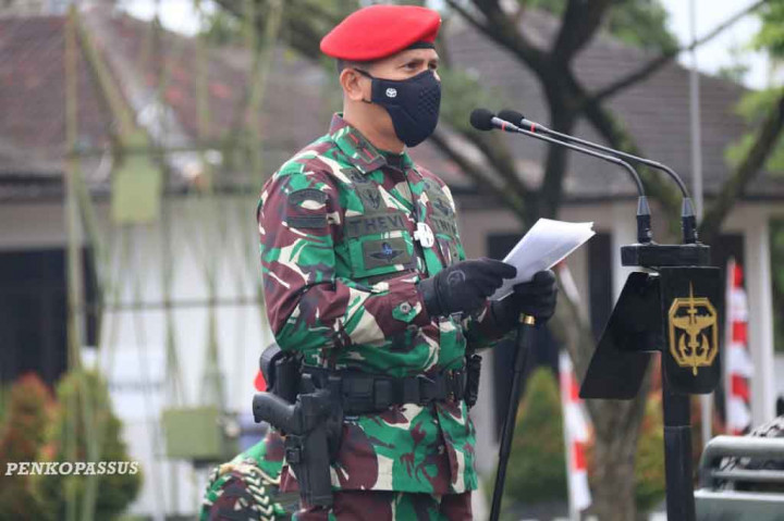 Komandan Pusat Pendidikan dan Latihan Pasukan Khusus Kopassus (Danpusdiklatpassus Kopassus) Brigjen Thevi A. Zebua memimpin Upacara Pembukaan Pendidikan Para Dasar Gelombang I Taruna Akmil TK.IV TA.2021 di Lapangan Hitam Pusdiklatpassus, Kopassus, Batujajar Bandung, Kamis, 4 Februari 2021.